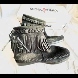 Minnetonka Women’s 5 Angle Height Zip Moccasins Black Suede in Original Box